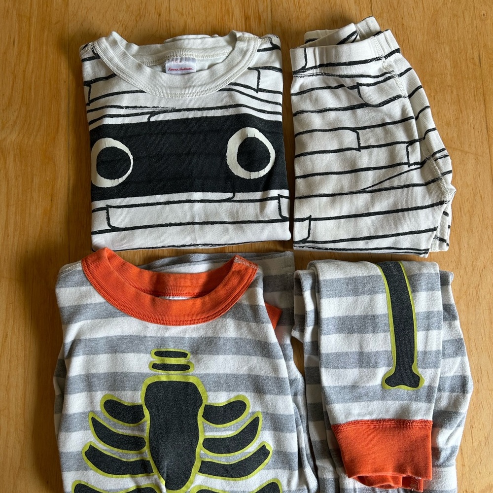 2 Hanna Andersson sets of Halloween pajamas